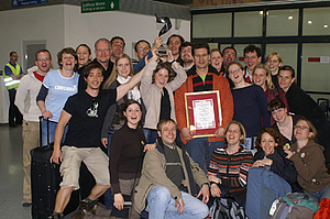 CONSONO mit Fleischmann Trophy am Flughafen
